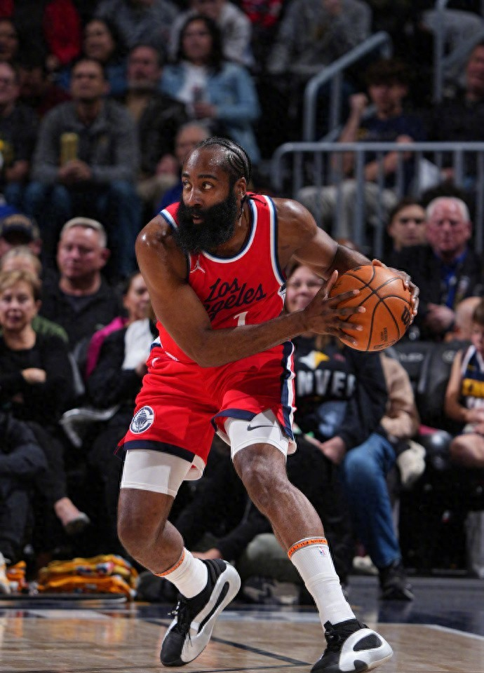 九游-76人的主帅纳斯和球员乌布雷各罚5万美元